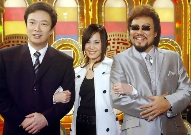 张菲和费玉清什么关系，张菲和费玉清什么关系为什么姓不一样