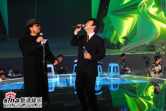 张菲和费玉清什么关系，张菲和费玉清什么关系为什么姓不一样