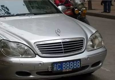 重庆的车牌，重庆的车牌上有什么图案