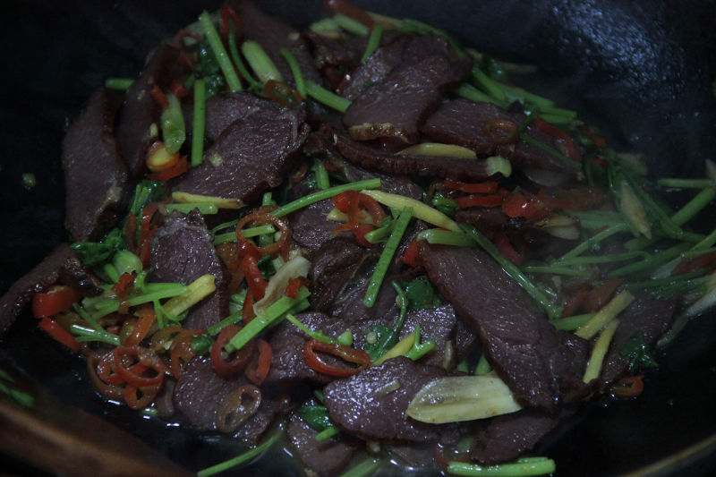 腊牛肉的做法，大蒜辣椒炒腊牛肉的做法