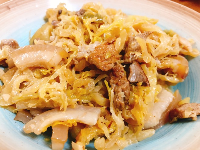 东北酸菜炖五花肉，正宗东北酸菜炖肉做法
