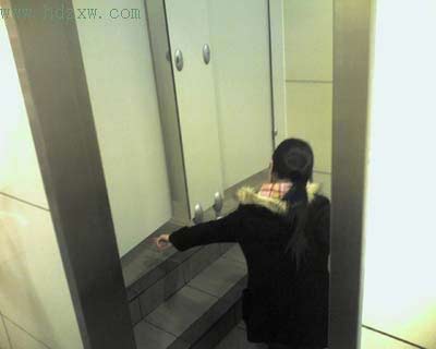 包含女人如厕的词条