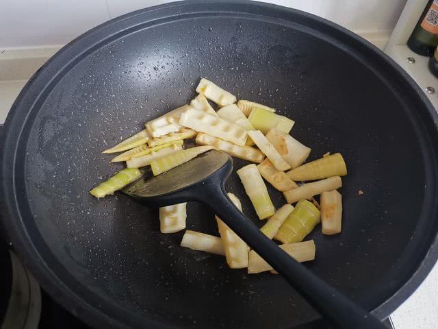 竹笋焯水，竹笋焯水了还麻嘴是怎么回事