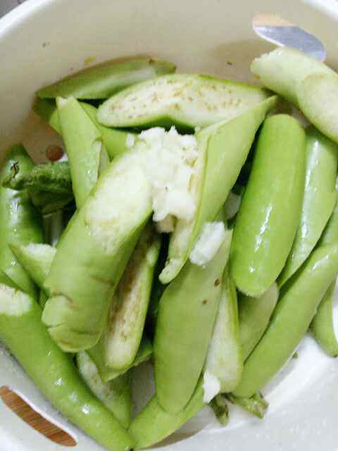 炒青茄子，炒青茄子要削皮吗